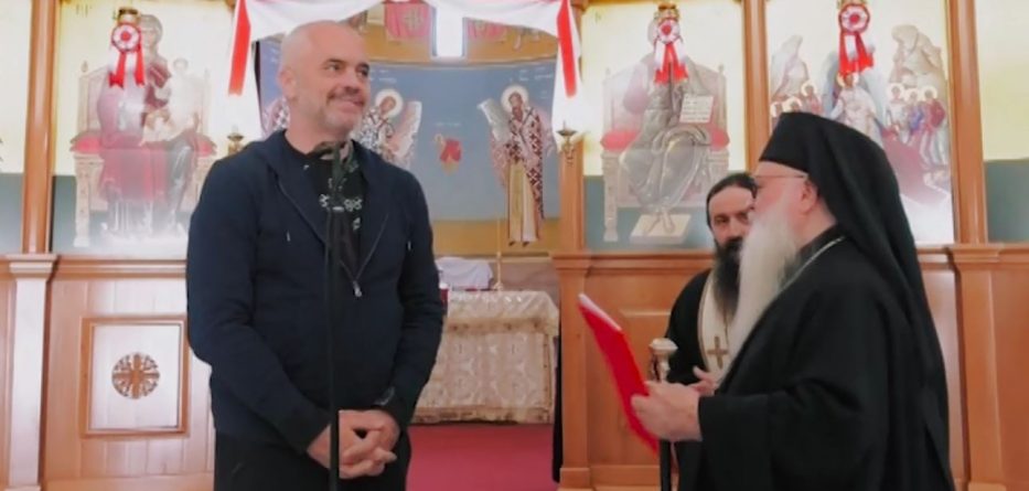 Rama shpërndan legalizime në Finiq