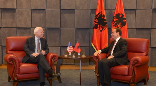 Zbardhet takimi Nishani – McCain: Jemi krenarë që jemi aleatë besnikë