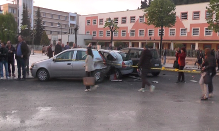 Makina me shpejtësi “terrorizon” qytetin, merr para 5 makina