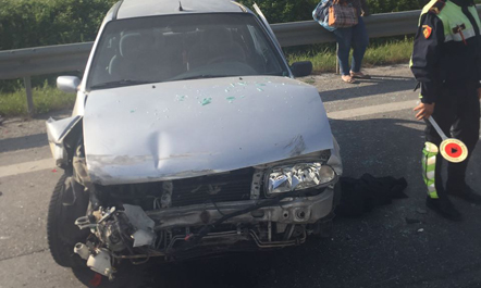 Aksident në autostradën Tiranë-Durrës, drejtuesi humb kontrollin dhe përplaset (FOTO)