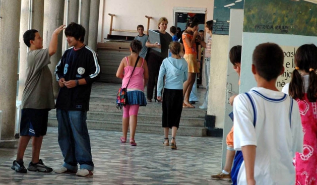 Shijak, 11-vjeçari grushton shoqen e shkollës, vetëm 10 vjeçe