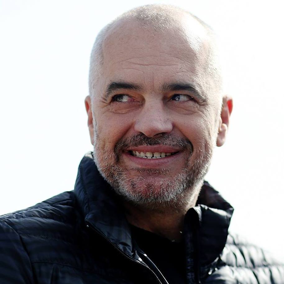 “Edi Rama është në zi”. Si ia kthen Rama komentuesit që thur vargje për LSI-në