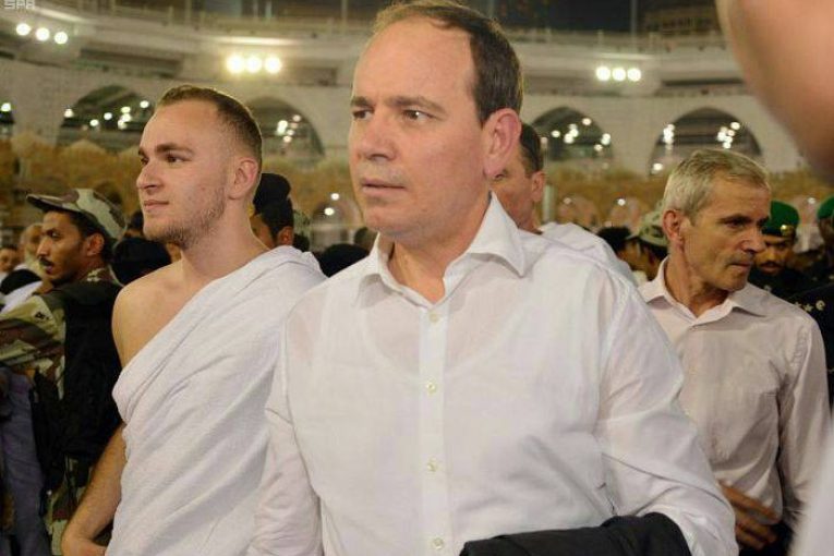 Presidenti Nishani në xhaminë e Medinës, vizitë me djalin në Qabe (FOTO)