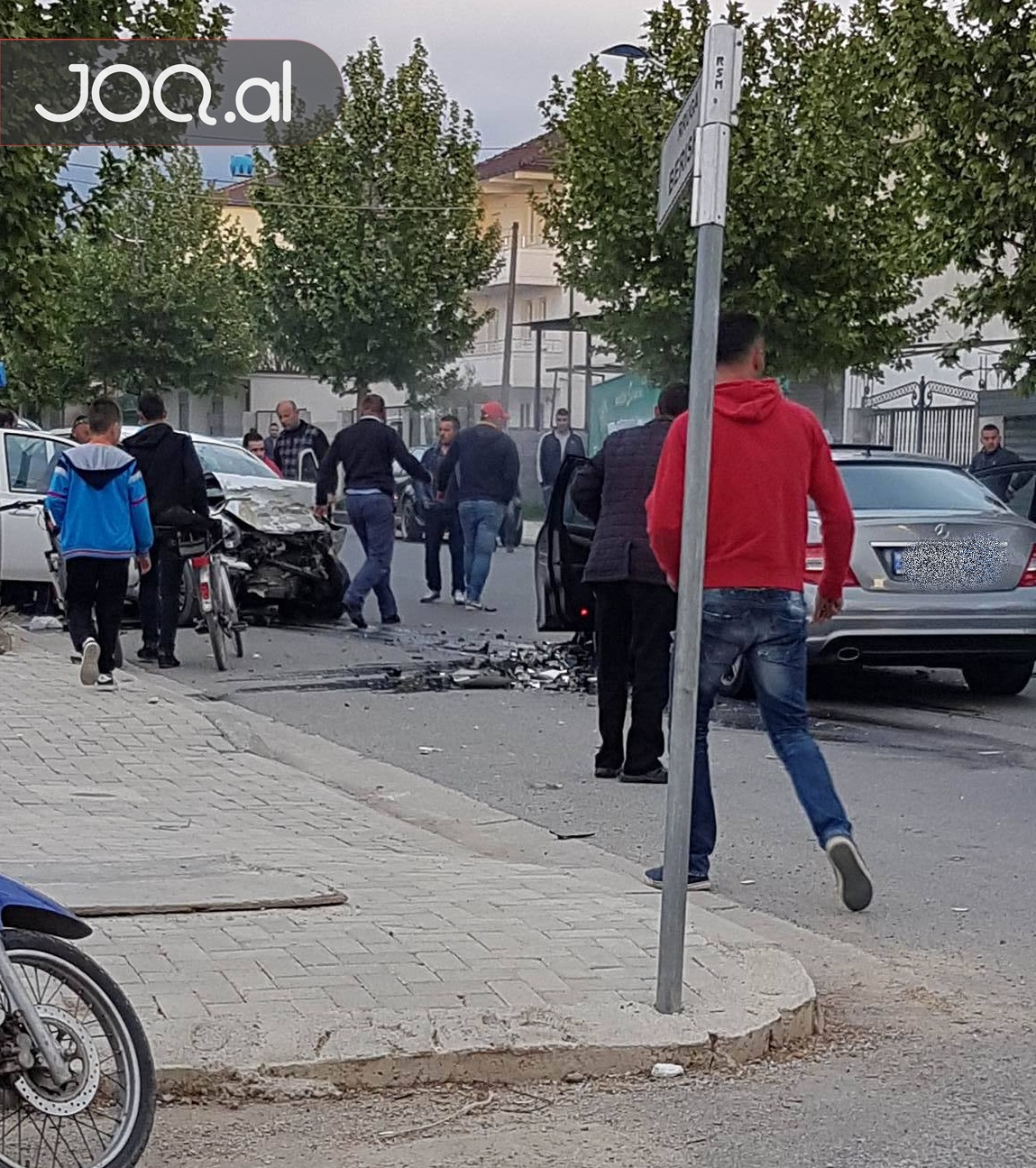 LAJM I FUNDIT/ Aksident i rëndë, dy makina “kokë më kokë”, 3 të plagosur (FOTO)