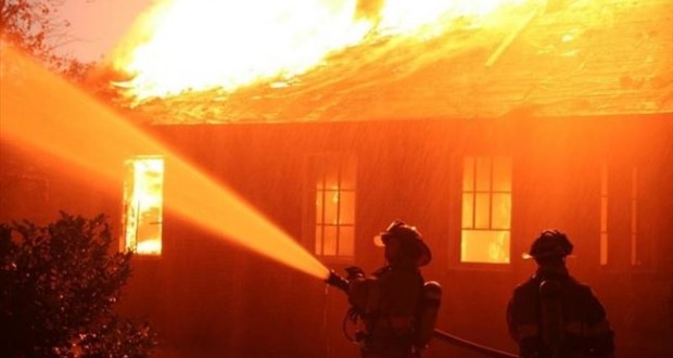 Djali i vë flakën shtëpisë në Durrës