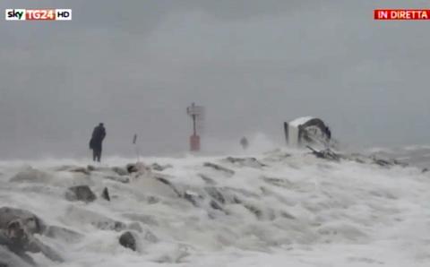 Tragjedi/ Varka përplaset dhe përmbyset, një i vdekur, dy të plagosur e tre të humbur (FOTO)