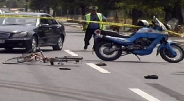 Aksidentohet rëndë, e përplasi makina