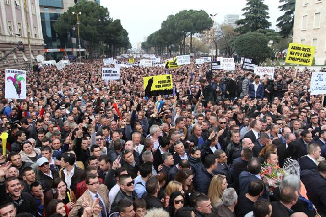 Kujdes, opozita bllokon sot rrugët për 1 orë