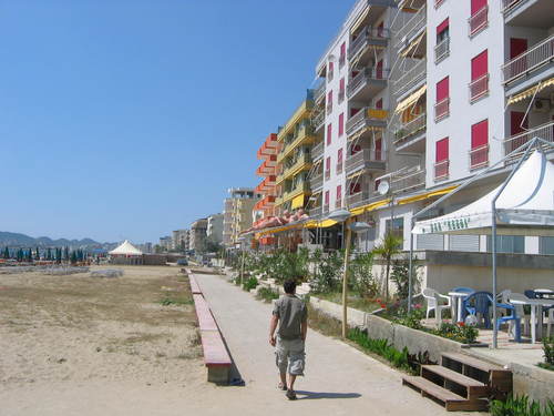 Plas grushti në një lokal në plazhin e Durrësit, rrihen dy të rinj