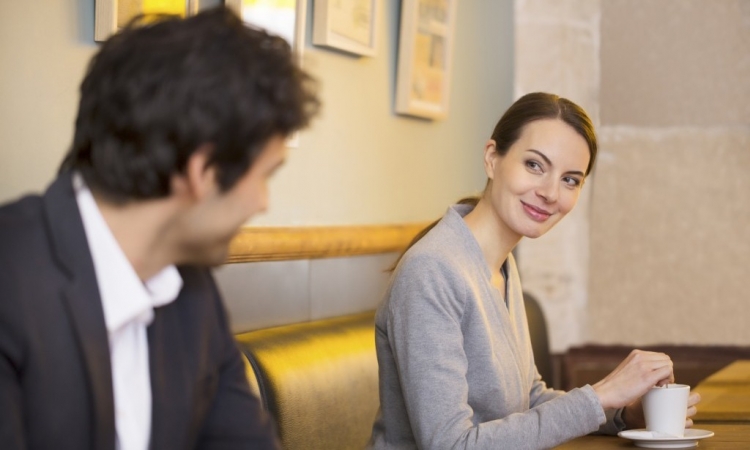 5 shenjat e horoskopit që nuk jetojnë dot pa flirtuar