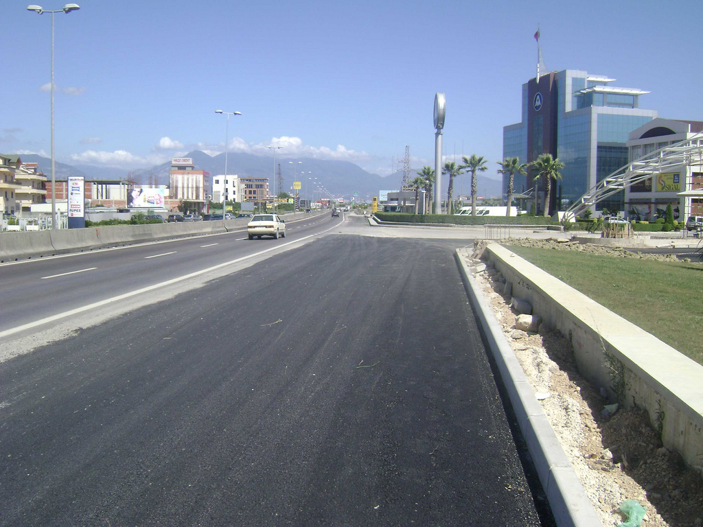 Ndihmoi durrsakun në kërkim që të largohej, pranga një personi