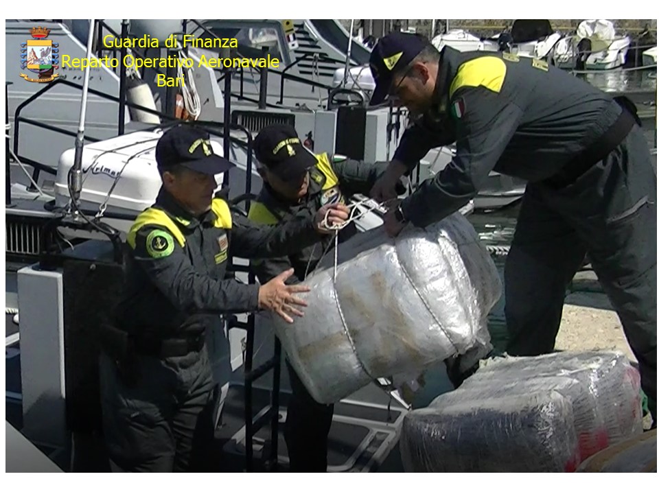 600 kg kanabis pranë skafit, si tentuan t’ia hidhnin policisë italiane 2 shqiptarët