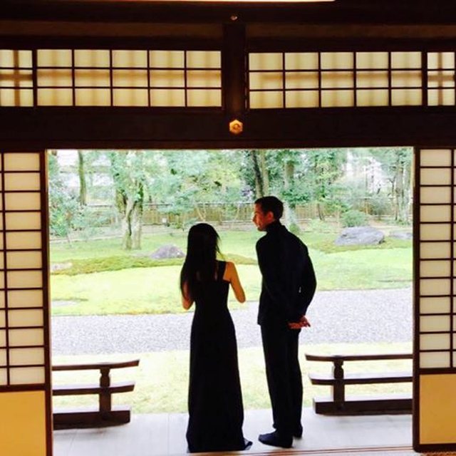 Artisti i njohur shqiptar martohet në &#8216;fshehtësi&#8217; me një japoneze (FOTO)