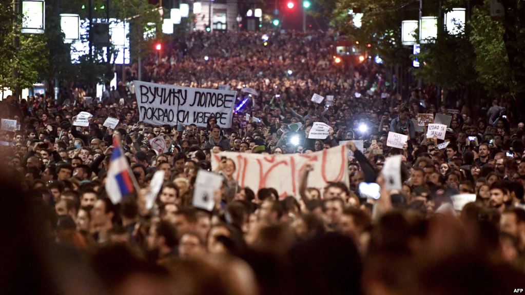 Mijëra serbë në shesh, protestë kundër zgjedhjes së Vuçiç president