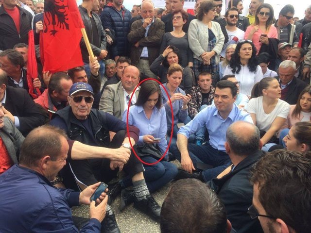 Flet Ajshja, vajza seksi që tërhoqi vëmendjen në protestën e PD-së (FOTO)