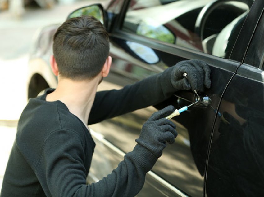 Vidhet makina e një gruaje në Shijak,  e kishte parkuar para shtëpisë