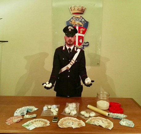 Arrestohen 3 shqiptarë, u kapën me 1.2 kg kokainë dhe euro