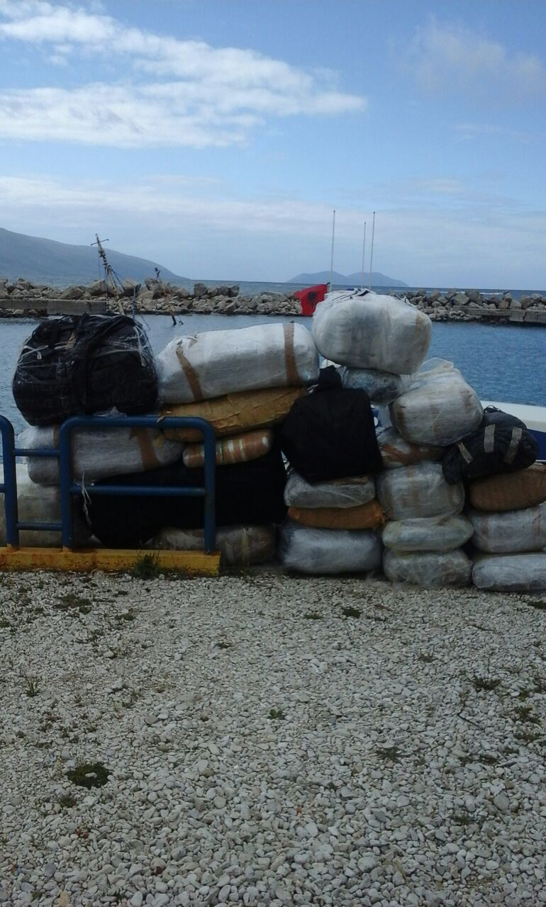 LAJM I FUNDIT/ Policia gjen 24 pako me 368 kg hashash, gati për Itali (FOTO)