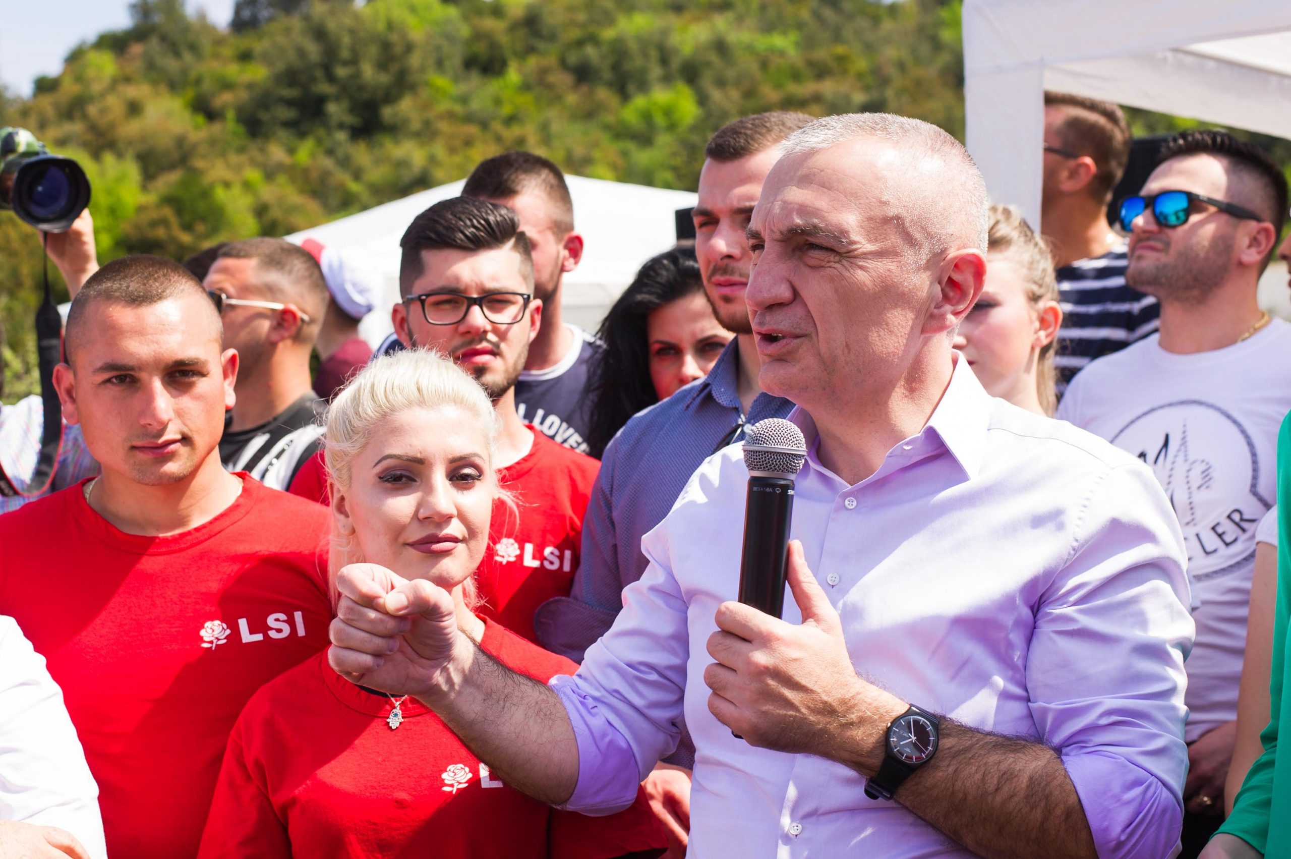 Lefter Koka dhe Meta siç nuk i keni parë kurrë, luajnë me top me LRI-stat e Durrësit (FOTO, VIDEO)