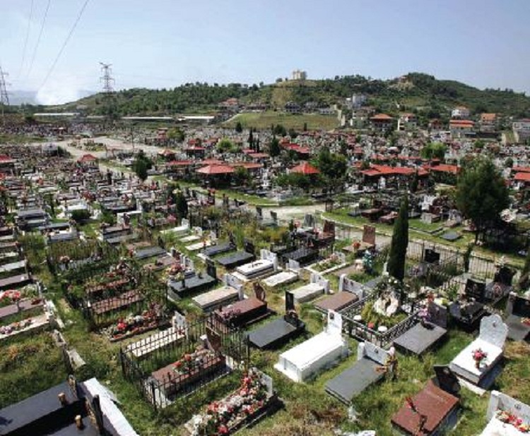 Gjendet një kafkë njeriu në varreza