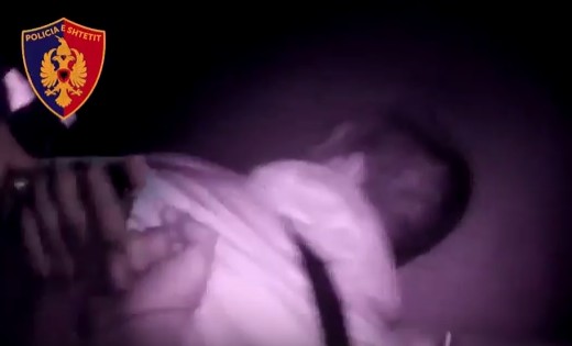 Lëvizte me armë pa leje, “Shqiponja” arreston 23-vjeçarin (VIDEO)