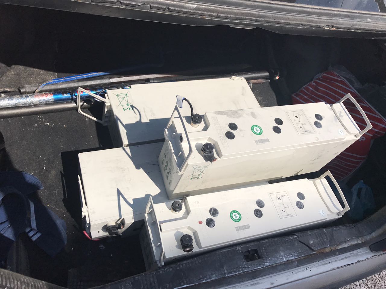 Vjedhin bateritë e Albtelecom-it, një në pranga, tjetri në kërkim (FOTO)