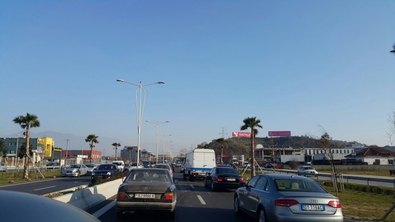 Përplasen 3 automjete në autostradën Tiranë-Durrës (VIDEO)