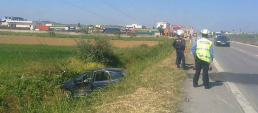 Humb kontrollin e makinës, vdes i riu