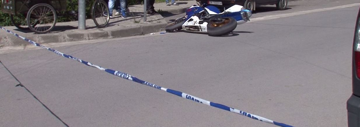 Përplaset makina me motorin, aksidentohet i riu