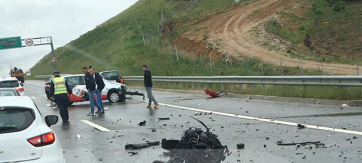 Përplasen 4 makina në autostradën Durrës – Tiranë, 5 të plagosur