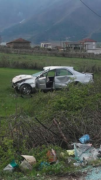 Benz-i përplaset me bordurën dhe del nga rruga, plagosen rëndë motër e vëlla (FOTO)