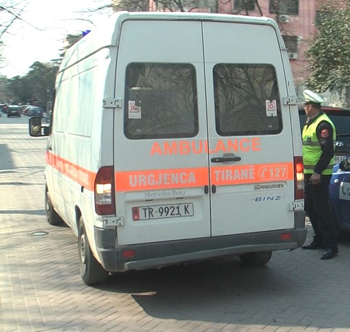 I zoti i shtëpisë përleshet me grabitësit, mbetet i plagosur