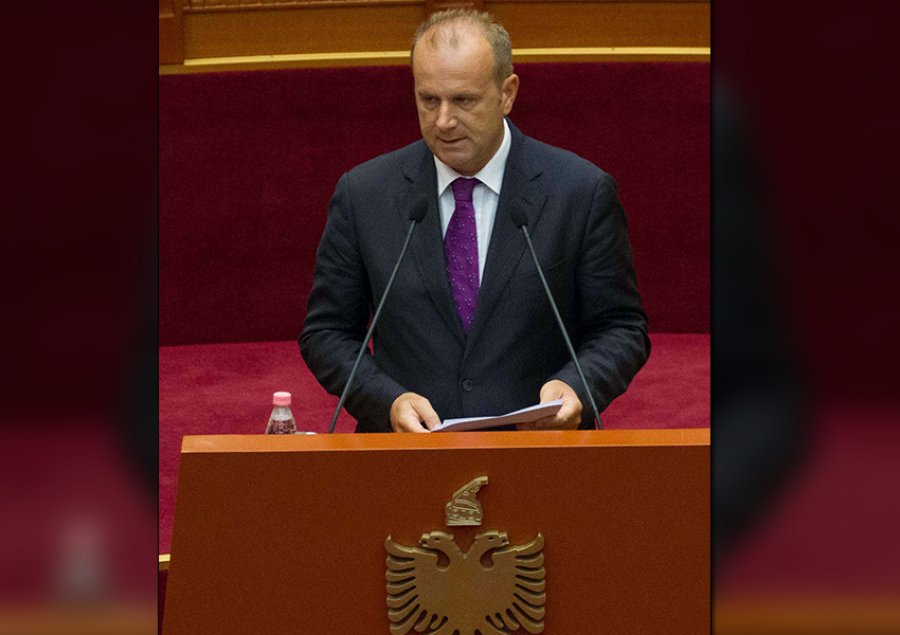 Dorëhiqet deputeti socialist