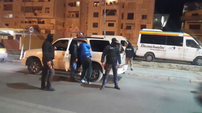 Durrës, pa patentë dhe i dehur në mes të natës, arrestohet 31-vjeçari