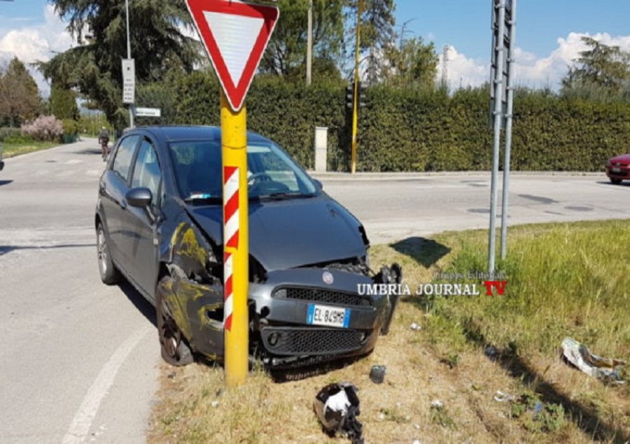 Makina e shqiptares përplaset me semaforin (VIDEO)