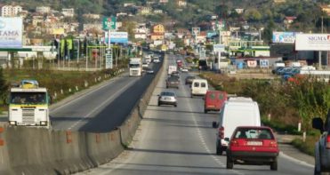E reja i thyen xhamat “BMW”-së në autostradën Durrës-Tiranë