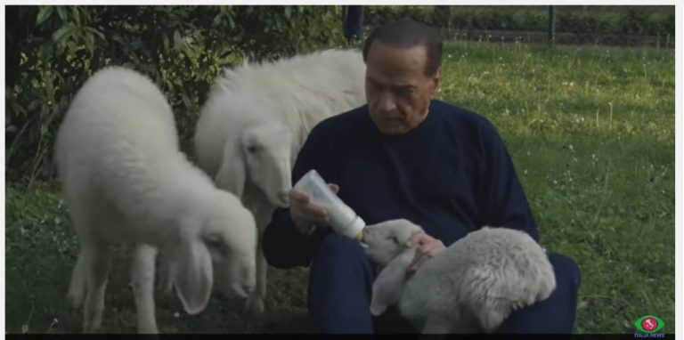 Berlusconi adopton 5 qengja (VIDEO)