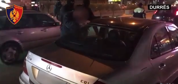 Durrës, e reja tapë me “Benz”, përfundon brenda karburantit