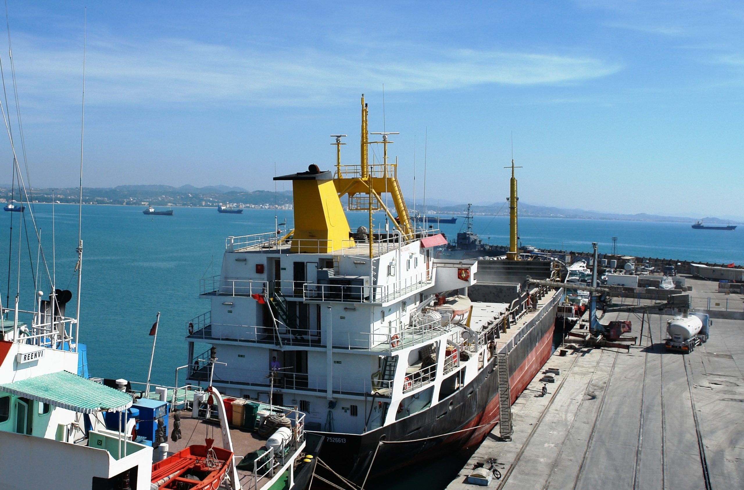 Çimentoja &#8220;mbyt&#8221; portin e Durrësit