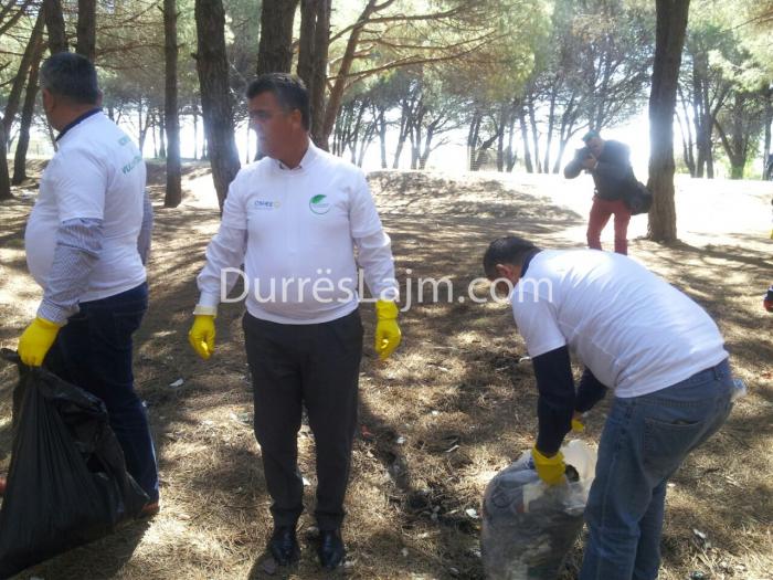 Ministri Koka në aksion me vullnetarë për pastrimin e plazhit Rinia në Durrës (VIDEO+FOTO)