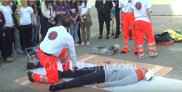 Policia mëson fëmijët e Durrësit si të përballen me një aksident (VIDEO)