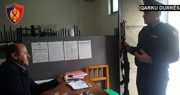Durrësi dhe Shijaku dorëzojnë armët (VIDEO)