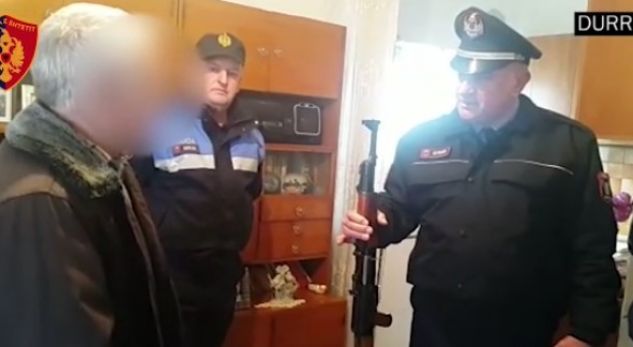 Kush dorëzon një armë, t’i jepet një laptop ose kompjuter!