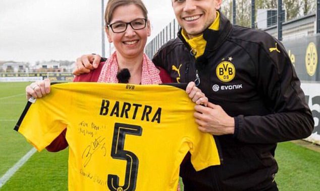 Dortmund, Bartra takon tifozen “trimëreshë”!