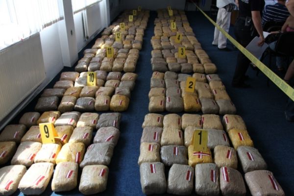 Zbulohet si kaloi kamioni me 1.1 tonë drogë, arrestohen doganierë dhe policë