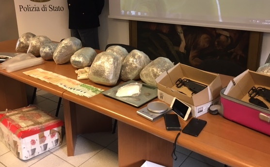 Shpërndanin drogë në shkollat italiane, në pranga 4 shqiptarë, mes tyre edhe një femër