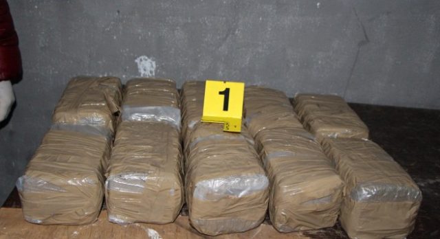 Aksion në Durrës, zbulohen 35 kg drogë dhe fishekë