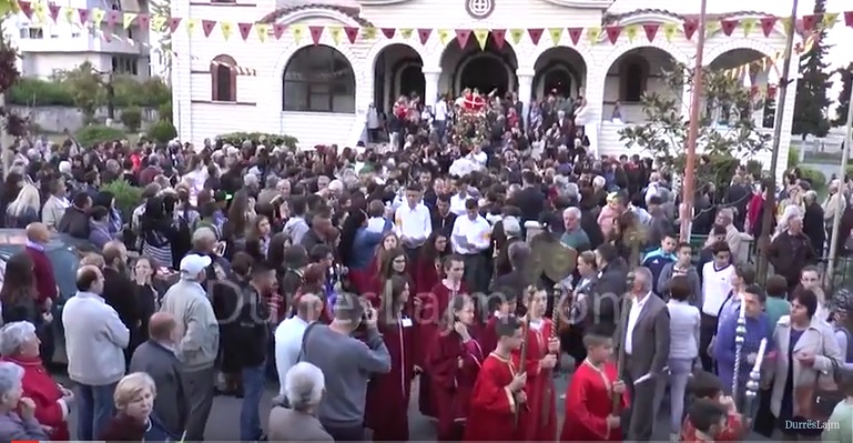 Qindra besimtarë të krishterë durrsakë kremtojnë të Premten e Zezë (VIDEO)