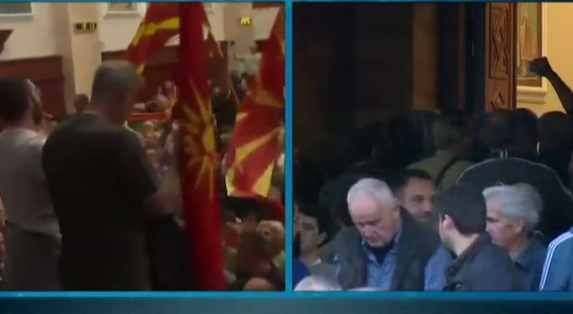 LAJM I FUNDIT/ Tensione në Shkup, protestuesit ‘pushtojnë’ Parlamentin, mbulohet në gjak Zaev