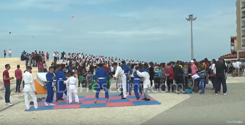 Java olimpike/ Fëmijët  pushtojnë “Sfinksin” në Durrës (VIDEO)